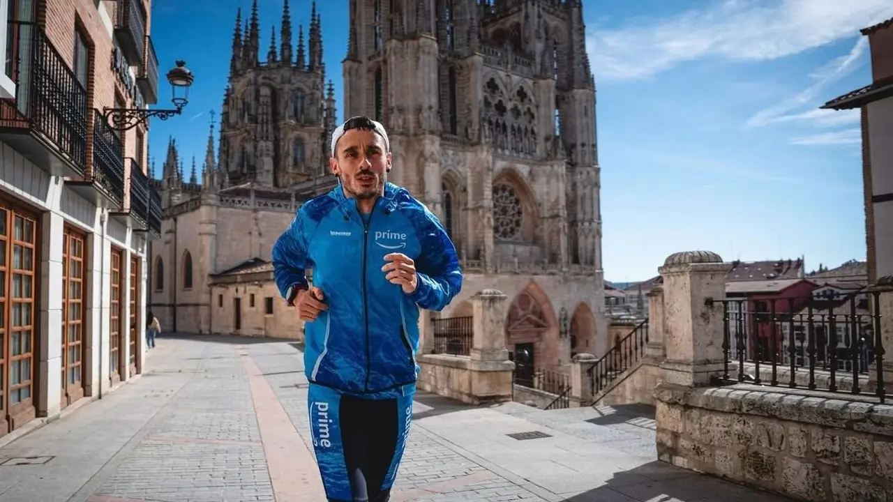 Iván Álvarez corriendo con la Catedral de León de fondo.