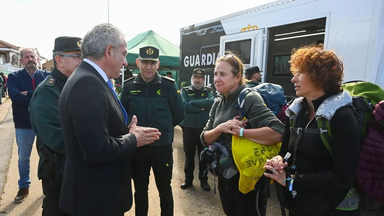 El delegado del Gobierno en Castilla y León, Nicanor Sen, presenta en Arcahueja (León), el plan de seguridad integral Jacobea 2025 desarrollado por la Guardia Civil para la provincia. Foto: Campillo.