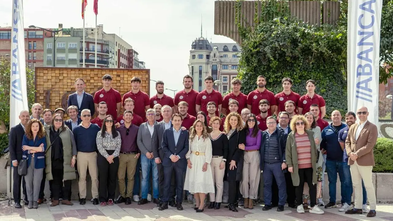 Este año tampoco ha podido faltar la foto de familia realizada con Abanca, la plantilla, cuerpo técnico y junta directiva del club en el Puente de Los Leones.