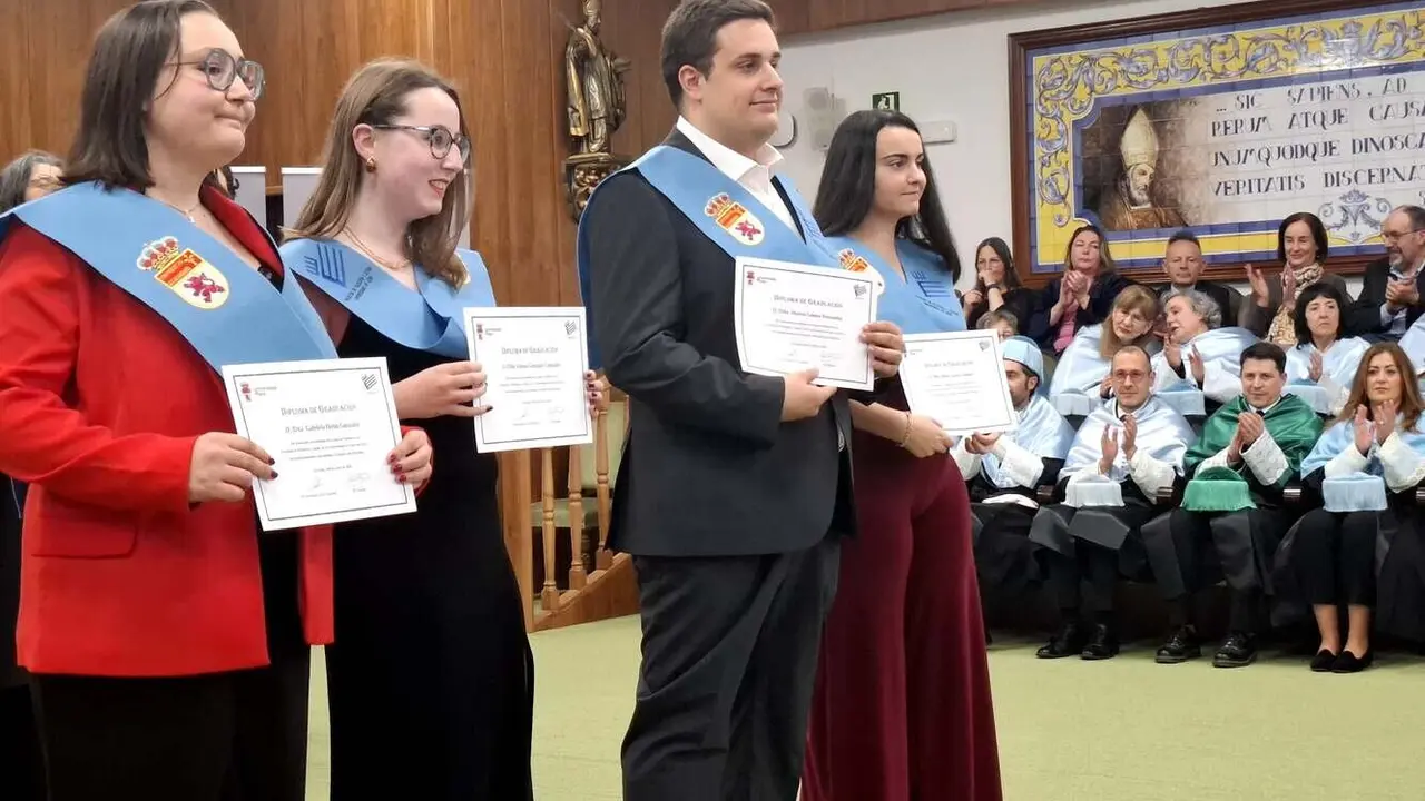 El Aula Magna de San Isidoro ha acogido este viernes el solemne acto de graduación de la Facultad de Filosofía y Letras de la Universidad de León en el que se ha puesto de manifiesto el papel clave de las Humanidades en un mundo cada vez más tecnológico.