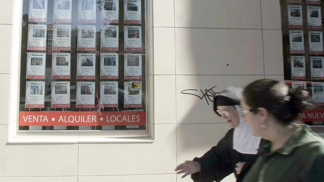Inmobiliaria con anuncios de pisos de alquiler.