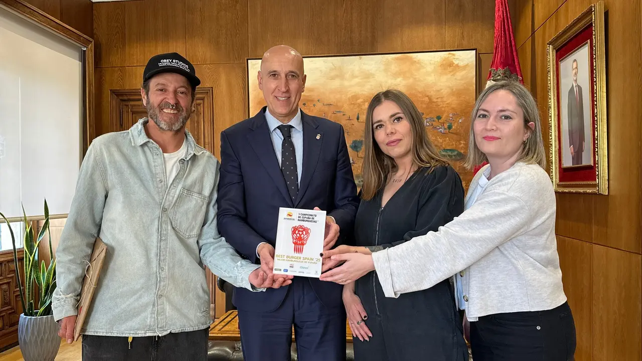El alcalde de León recibe a Shara y Jorge tras recibir el premio a Mejor Hamburguesa de España.