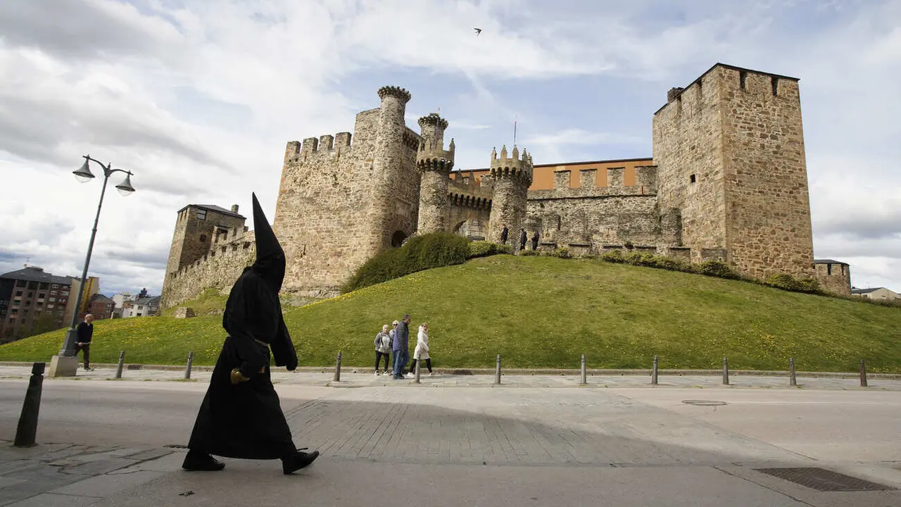 Ponferrada inicia su Semana Santa con la salida del Nazareno Lambrión Chupacandiles, que anuncia la llegada de la Semana de Pasión. Foto: César Sánchez.