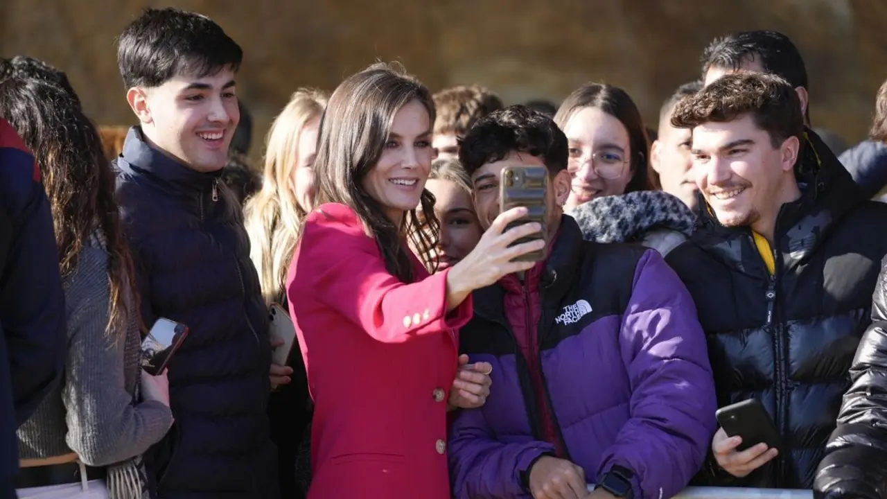 La Reina Letizia haciéndose un selfie con jóvenes en Lleida. Foto: Gtres.