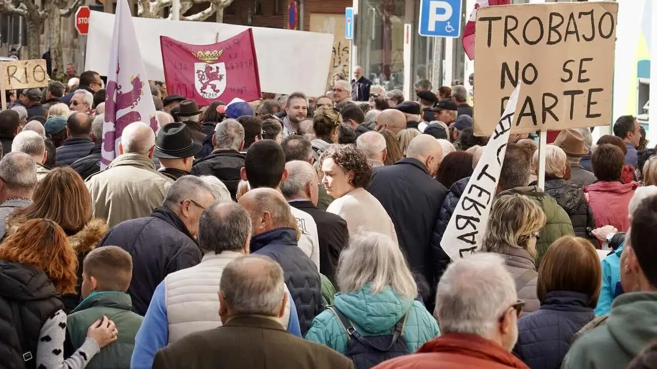 La Plataforma en Defensa de Feve en León convoca una manifestación con salida de la iglesia de Las Ventas para concluir con una cacerolada ante la Subdelegación del Gobierno. Foto: Campillo.