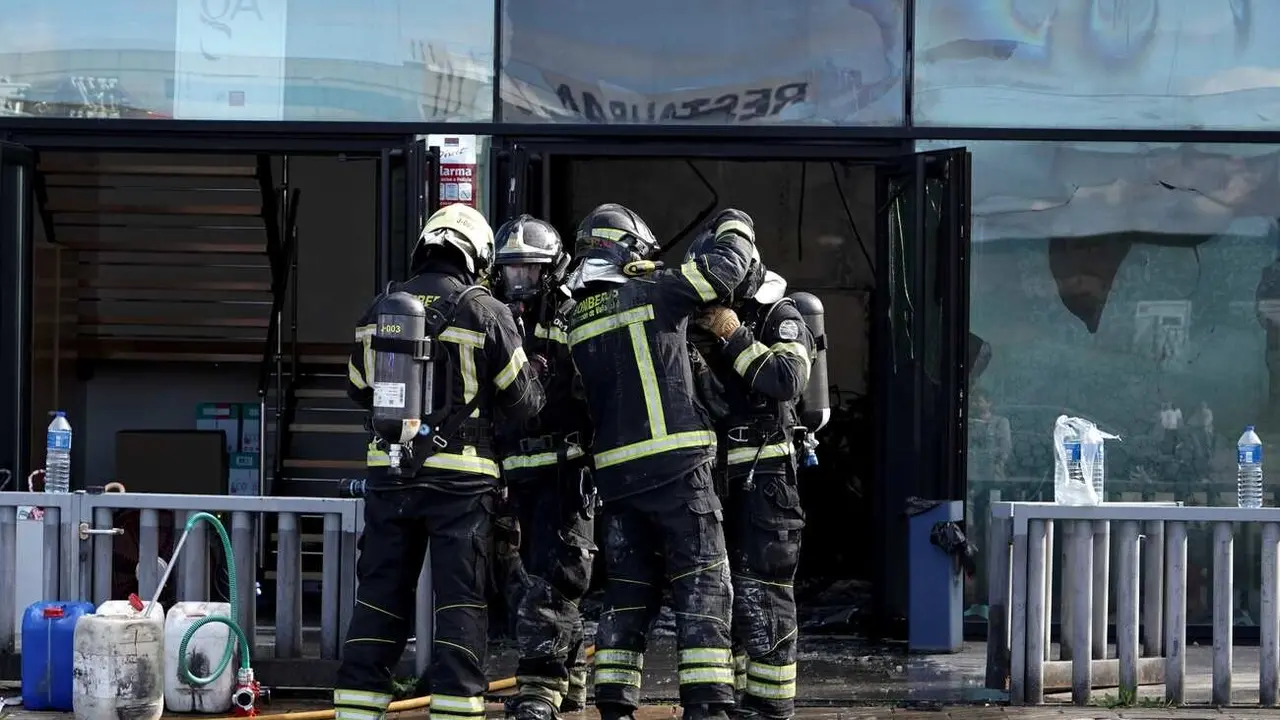Efectivos de los Bomberos de la Diputación de Valladolid intervienen en un iIncendio en las oficinas de un concesionario en la N-601, en Zaratán (Valladolid). Foto: Miriam Chacón.