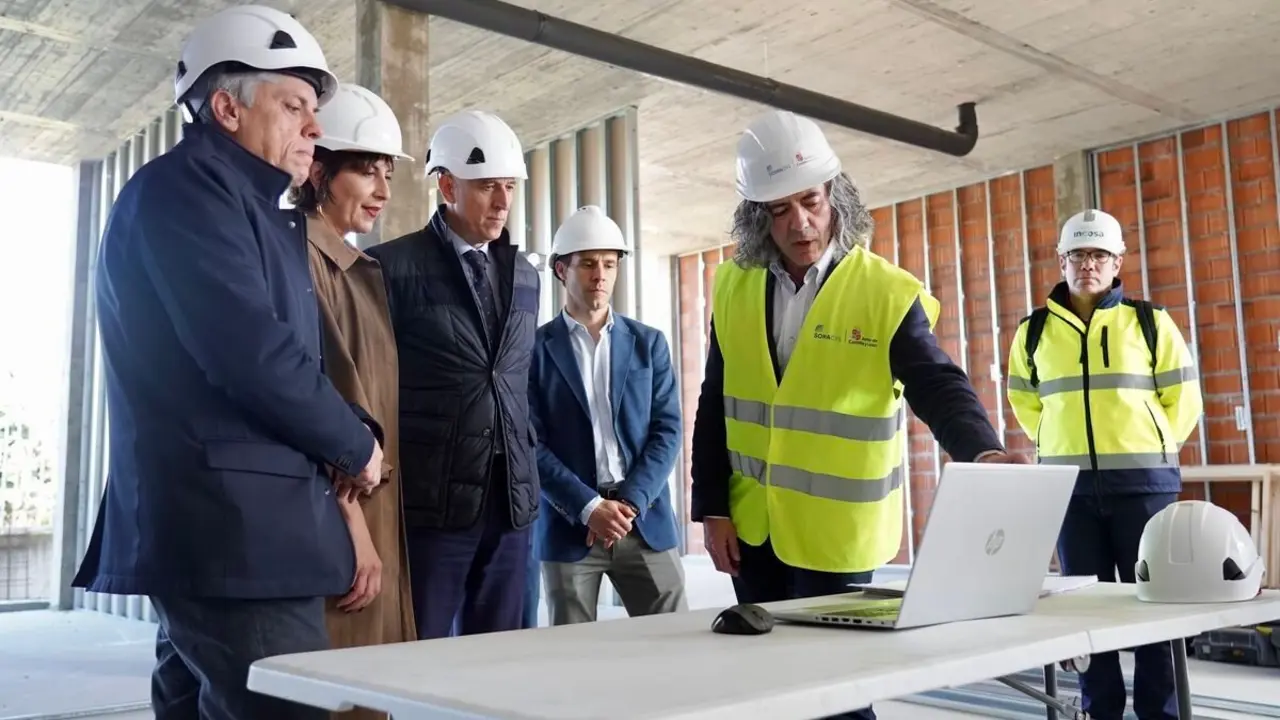El director general de Telecomunicaciones y Administración Digital de la Junta, Antonio Ibáñez, visita las obras de la nueva sede de Scayle acompañado por el alcalde de León, José Antonio Díez, y la directora de la Fundación Centro de Supercomputación, Hilde Pérez. Foto: Campillo.