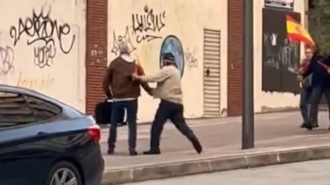 Momento en el que un exaltado simpatizante de extrema derecha agrede al socialista Olegario Ramón.