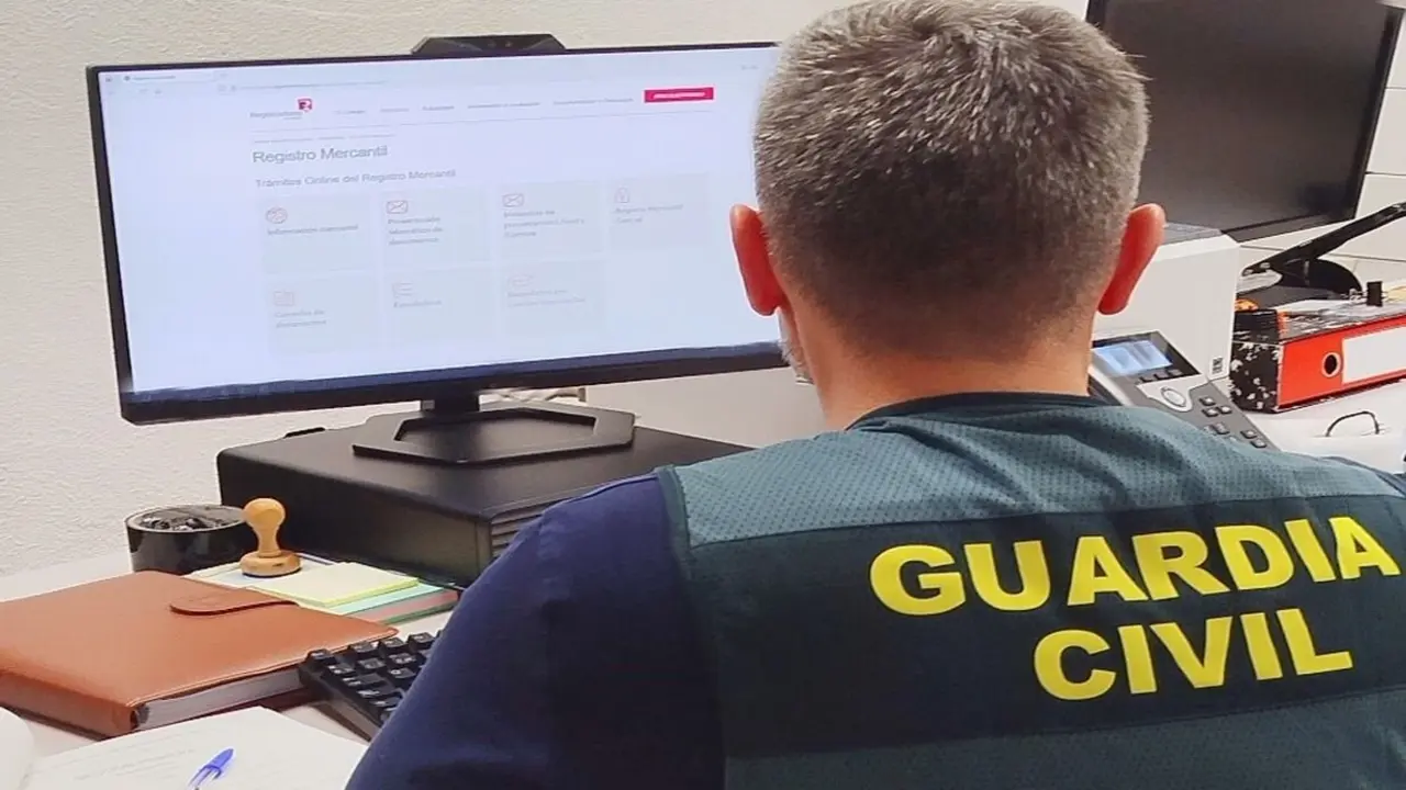 Un efectivo del Área de Investigación de la Guardia Civil de Bembibre.