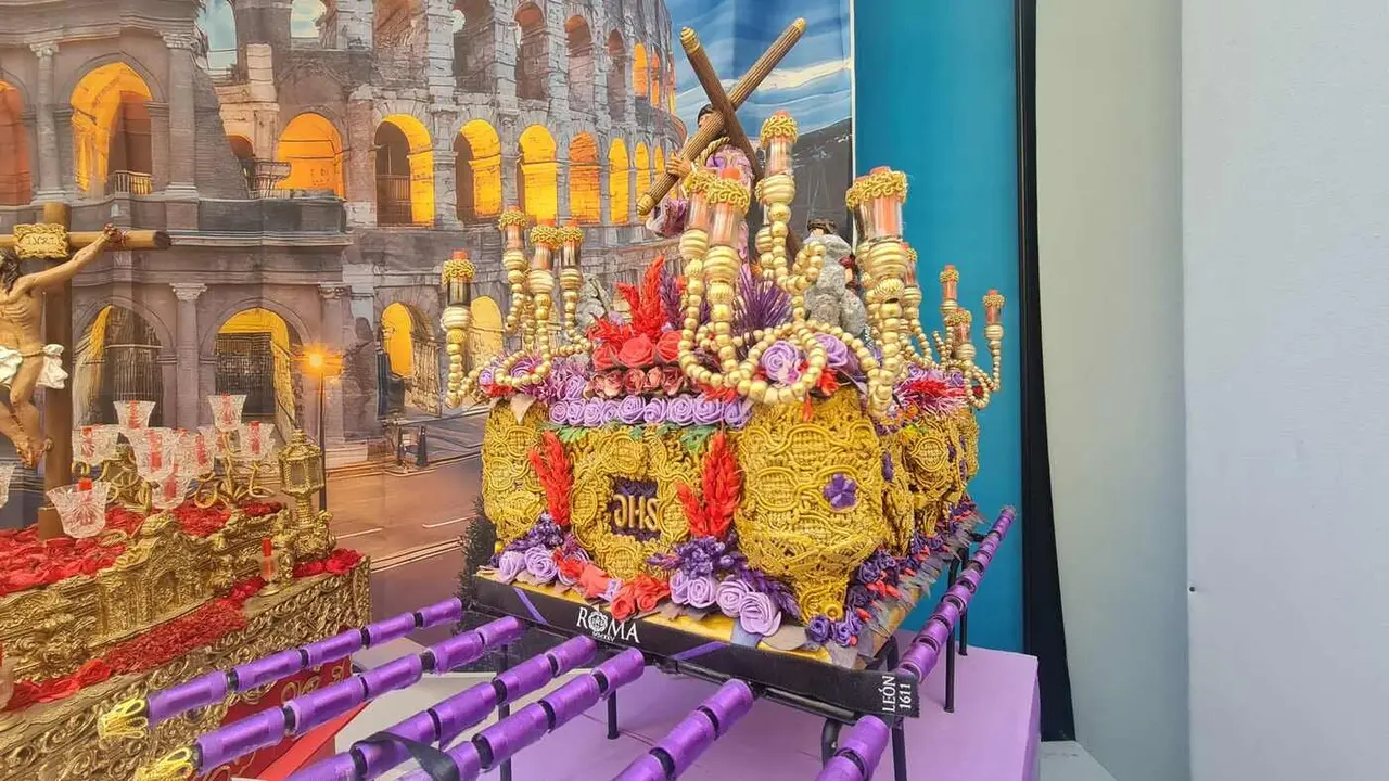 Las maquetas realizadas por Ángel Juan Esquivel Alarma se exponen en La Rúa dejando ver con detalle algunas de los pasos que conforman la Semana Santa de León y la alusión a la Gran Procesión de Roma con presencia del Nazareno.