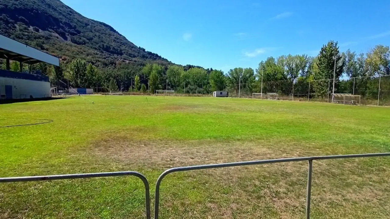 Imagen del campo de fútbol Flores del Sil.