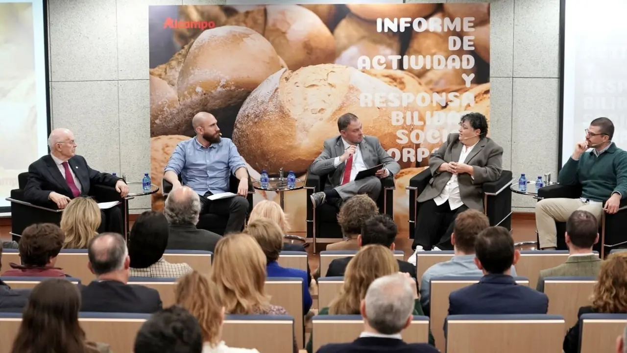 Mesa redonda 'Compromiso social' en la jornada 'Lucha contra el desperdicio alimentario y proveedores de productos con valor añadido: un compromiso compartido'. Foto: Miriam Chacón.