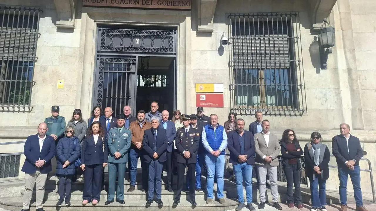 Un instante de la concentración realizada ante la Subdelegación del Gobierno.