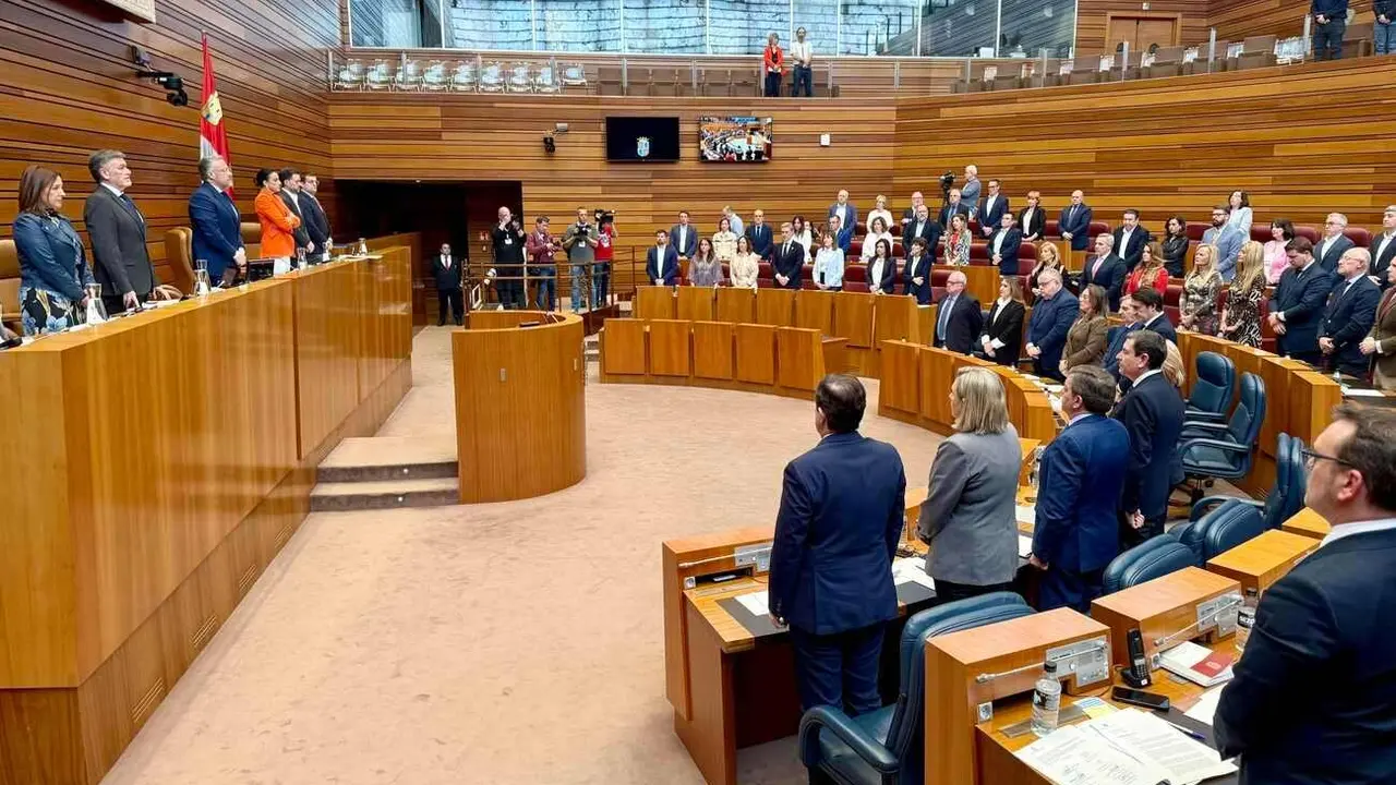 Minuto de silencio en el Pleno de las Cortes de Castilla y León por los mineros fallecidos.