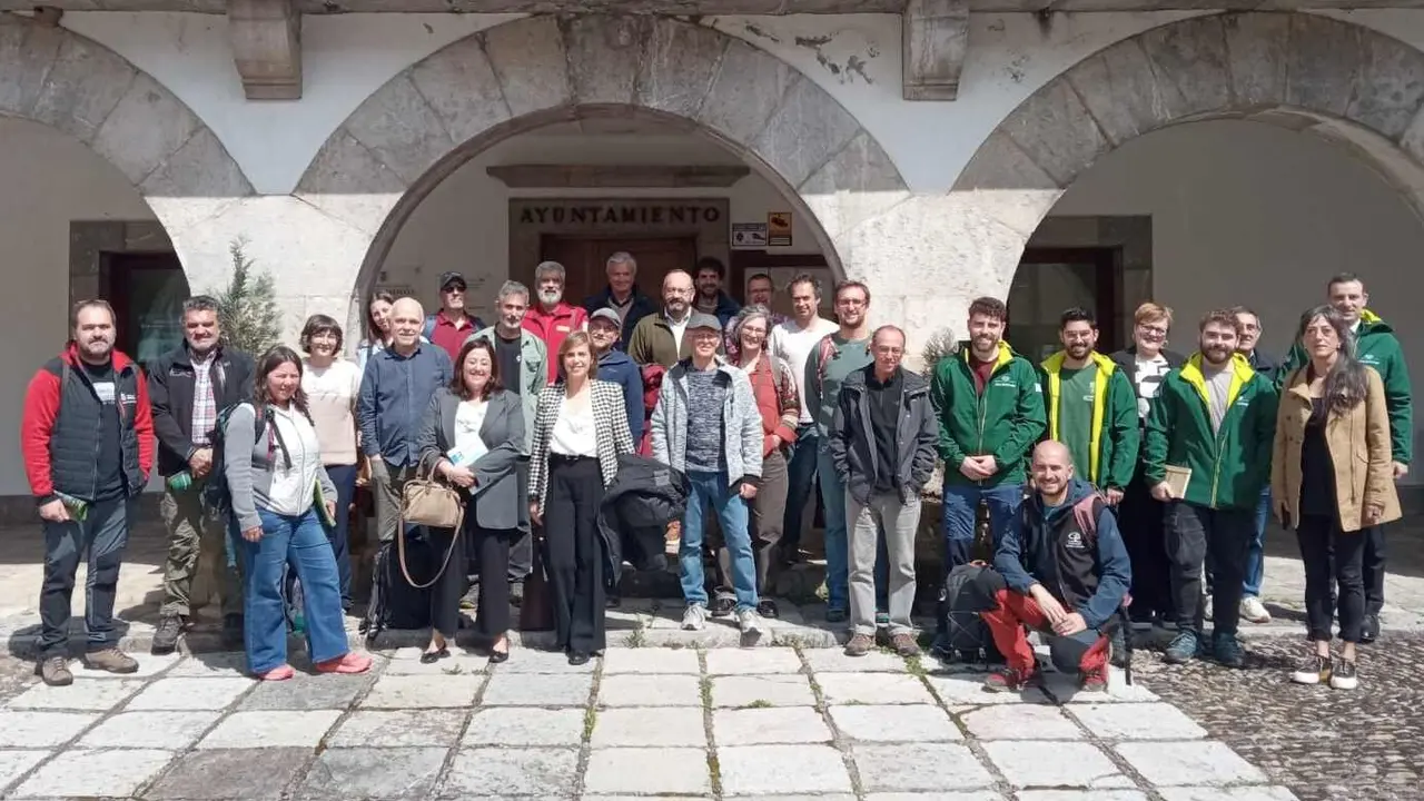 Foto de familia de los participantes en el encuentro.