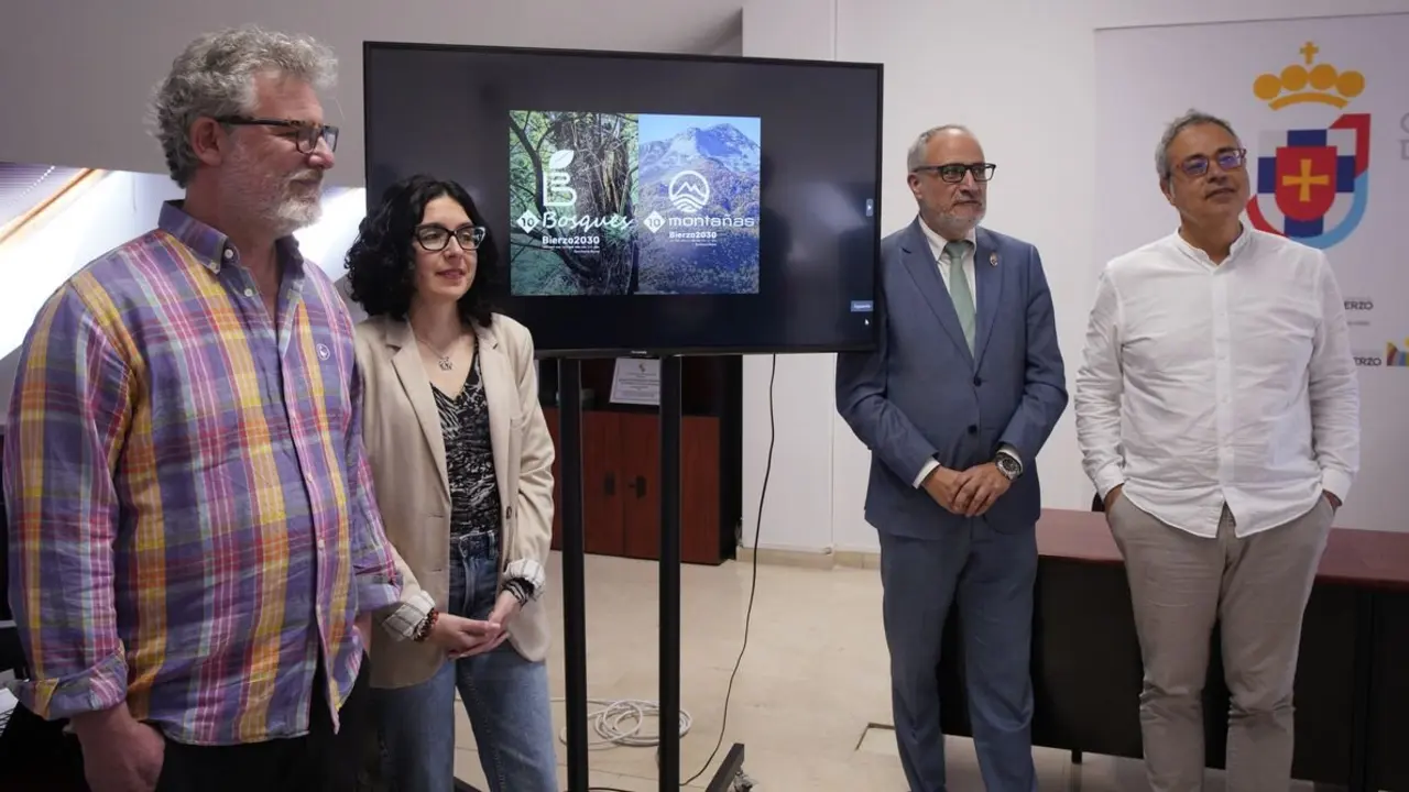 El presidente del Consejo Comarcal del Bierzo, Olegario Ramón (2D), junto a la consejera comarcal de Formación y Empleo, Laura Fernández, el presidente de la Asociación Bierzo Vivo, Nicolás de la Carrera (I), y el catedrático de la ULE Alfonso Fernández Manso (D), durante la presentación de las guías interactivas sobre bosques y montañas del Bierzo.