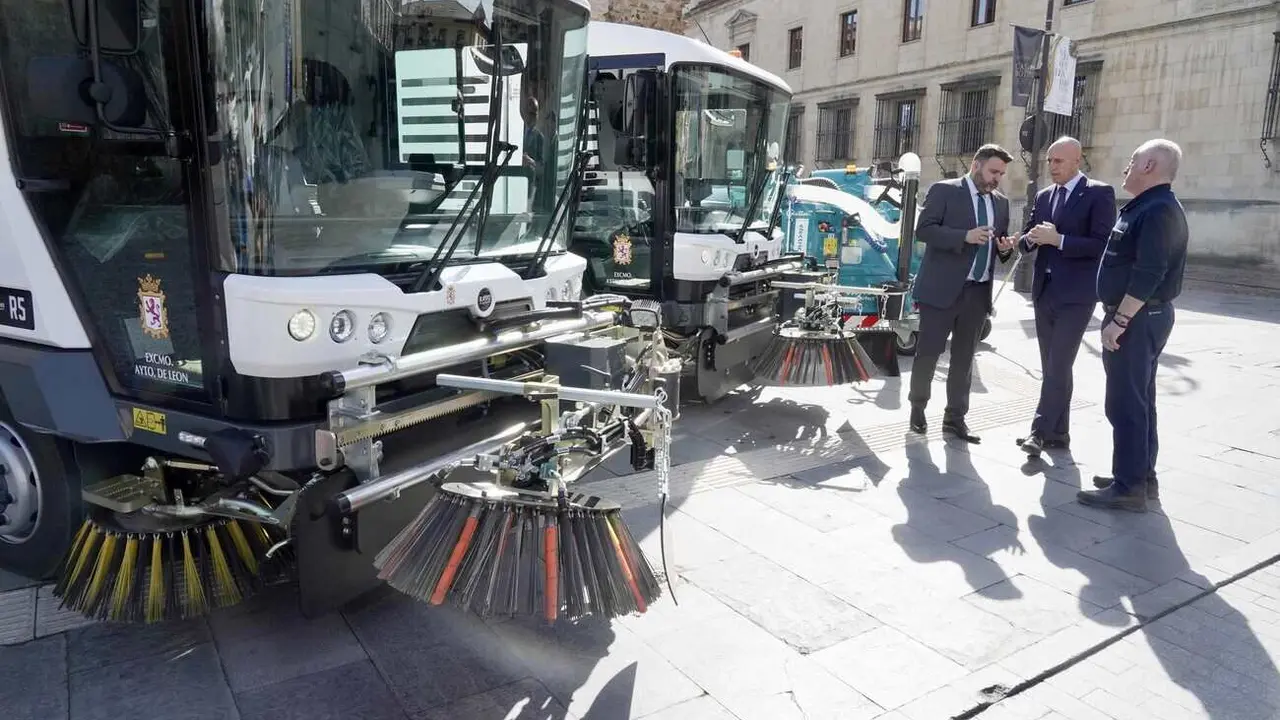 El alcalde de León, José Antonio Diez, y el concejal de Limpieza, Jon Fernández, presentan nuevos medios del servicio de limpieza. Foto: Campillo