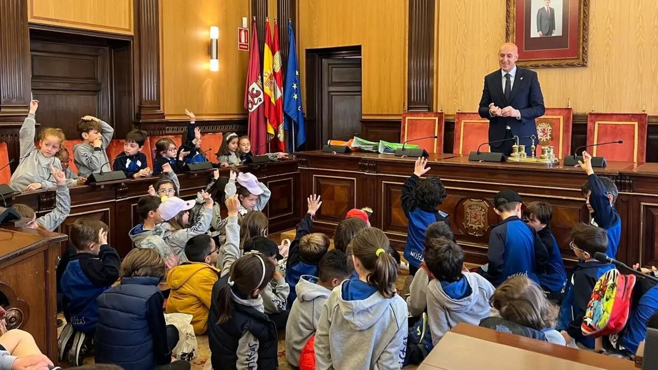 El alcalde de León, junto con los alumnos de Maristas, en el salón de Plenos del Ayuntamiento de León.