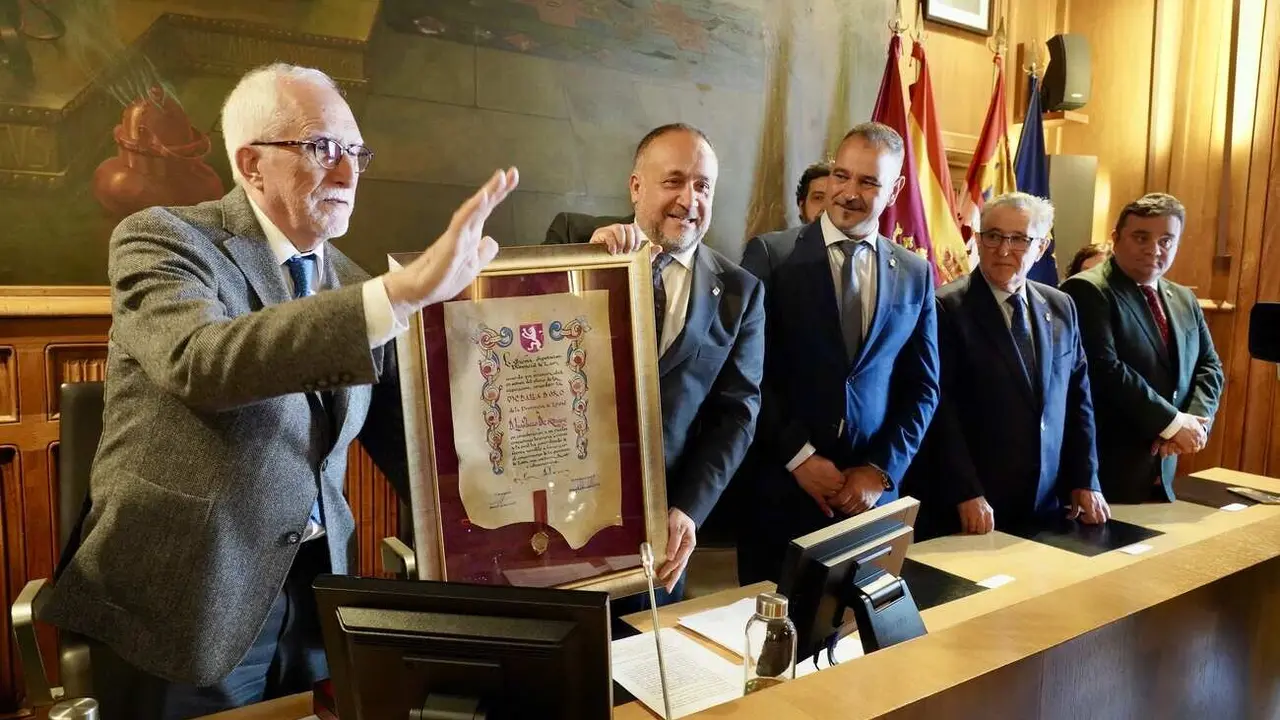 El escritor Luis Mateo Díez recibe la Medalla de Oro de la Provincia de León. Foto: Campillo.