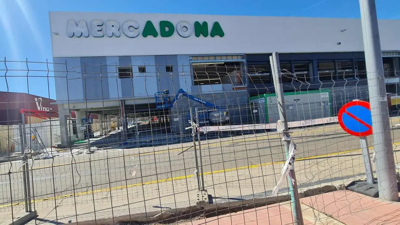 Imagen de las obras de Mercadona, en la carretera de Alfajeme.