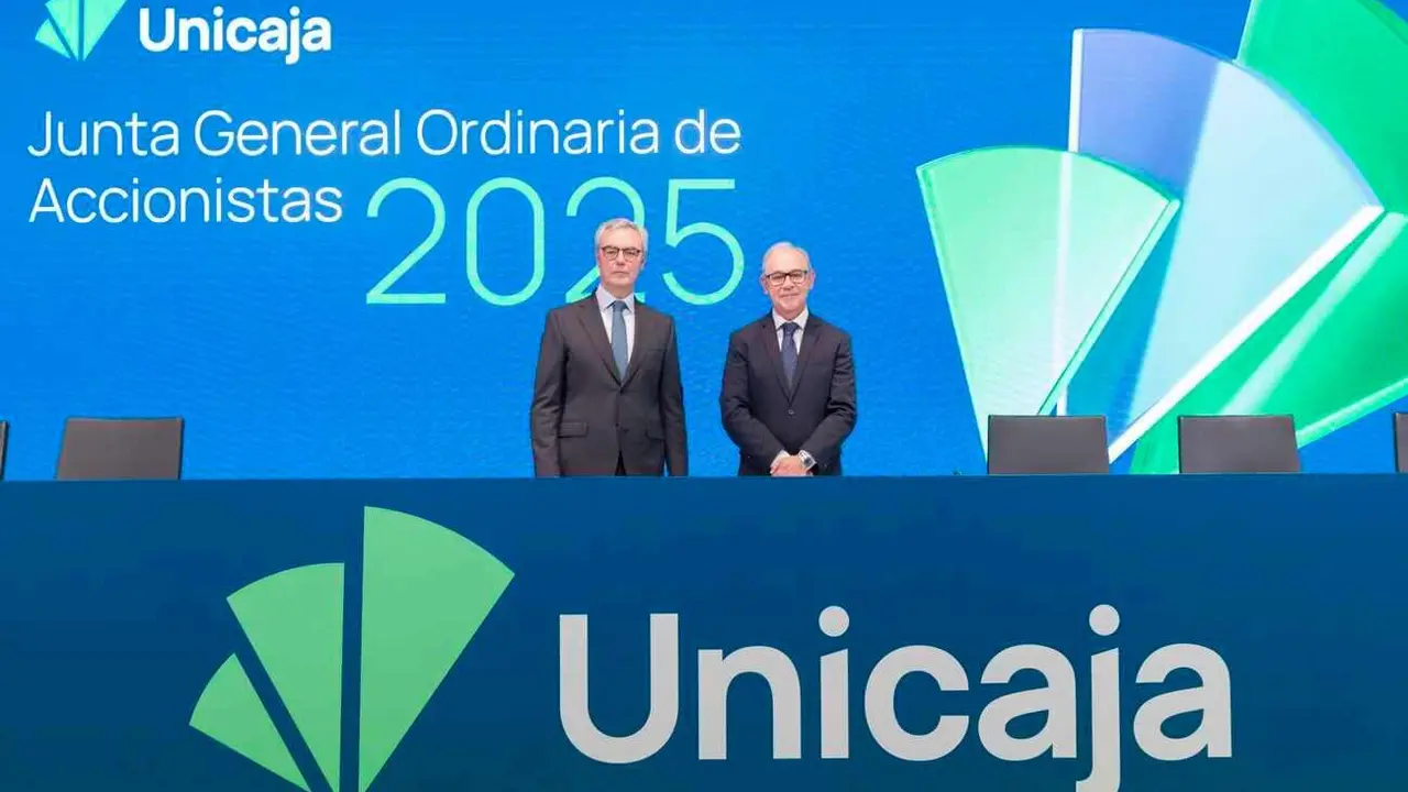 De izquierda a derecha, el presidente de Unicaja, José Sevilla, y el CEO, Isidro Rubiales.