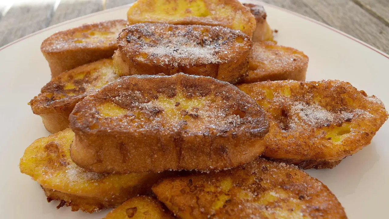 Es un clásico de las mesas leonesas en estas fechas y las hay tradicionales, innovadoras y con propuestas arriesgadas, pero el secreto de este dulce centenario está en la sencillez de la propuesta: nacieron para aprovechar el pan duro del día anterior.