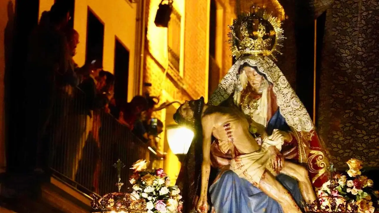Los mozos del Mercado sacan este jueves la imagen de La Dolorosa de su camarín, como antesala a la apertura de la Semana Santa en la popular cita de la tradicional iglesia de la barriada. Fotos: Campillo