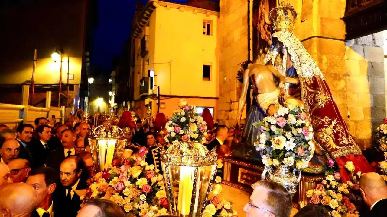 Procesión de 'La Dolorosa' en León,  a la que acuden miles de leoneses en el estreno de la Semana Santa.