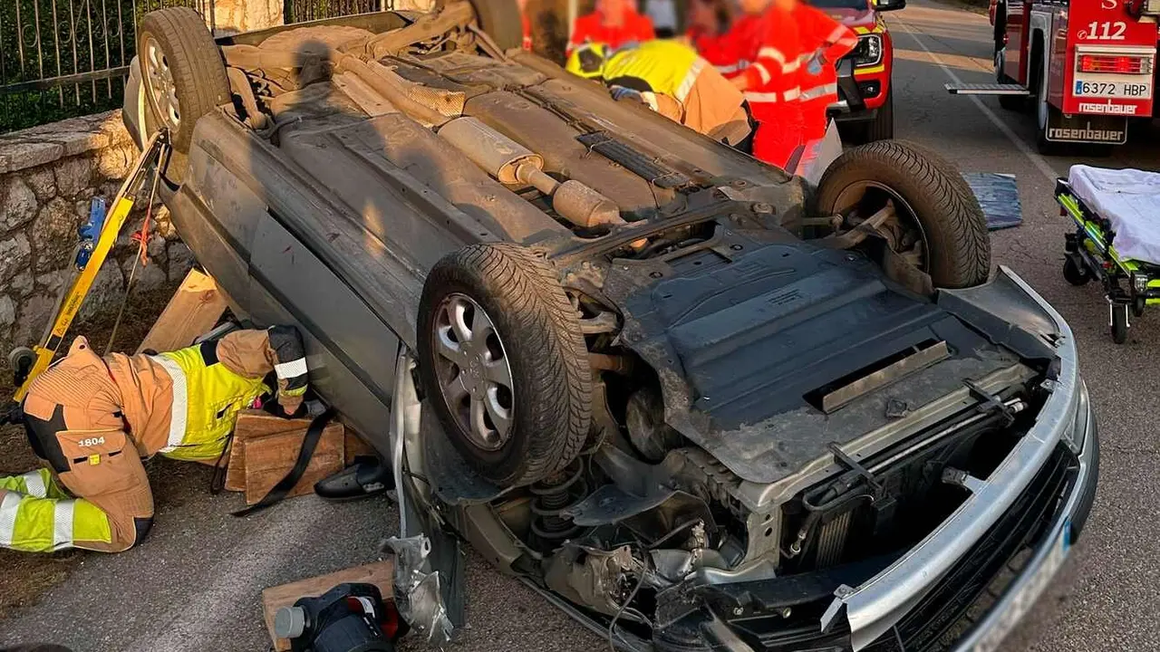 Un varón fue trasladado a última hora de esta tarde al Complejo Asistencial de León tras resultar herido en la colisión de dos turismos en la calle Cerrada de la localidad leonesa de Navatejera. Fotos: Bomberos de León