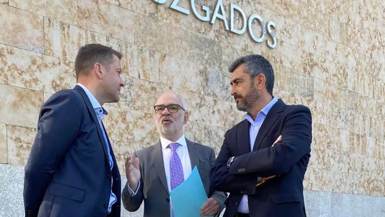 Javier Montero, Antonio Luis Vazquez y Agustín Leal,  en los Juzgados de León, en la demanda abierta contra los ahora restituidos en sus cargos.