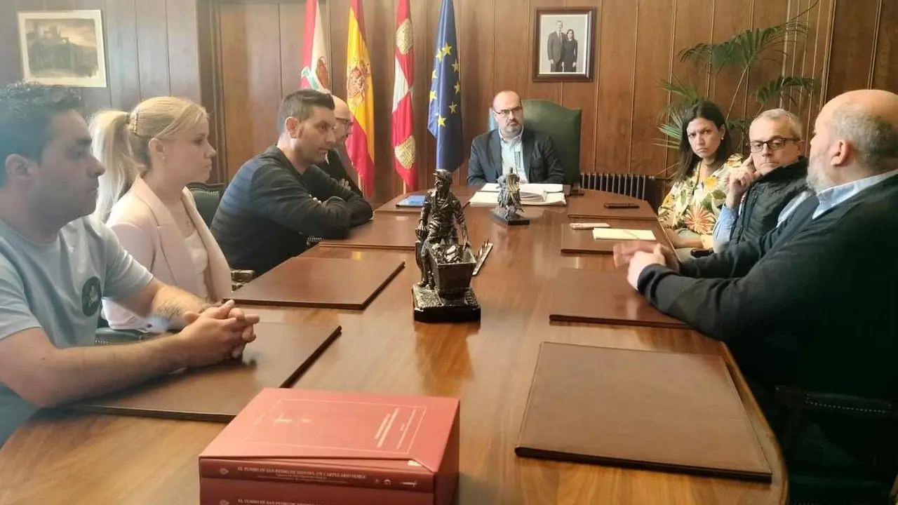El alcalde de Ponferrada, Marco Morala, acompañado por los concejales Lidia Coca, Luis Antonio Moreno y Carlos Cortina, mantuvo un encuentro con representantes de la nueva Plataforma del Barrio de la Rosaleda.
