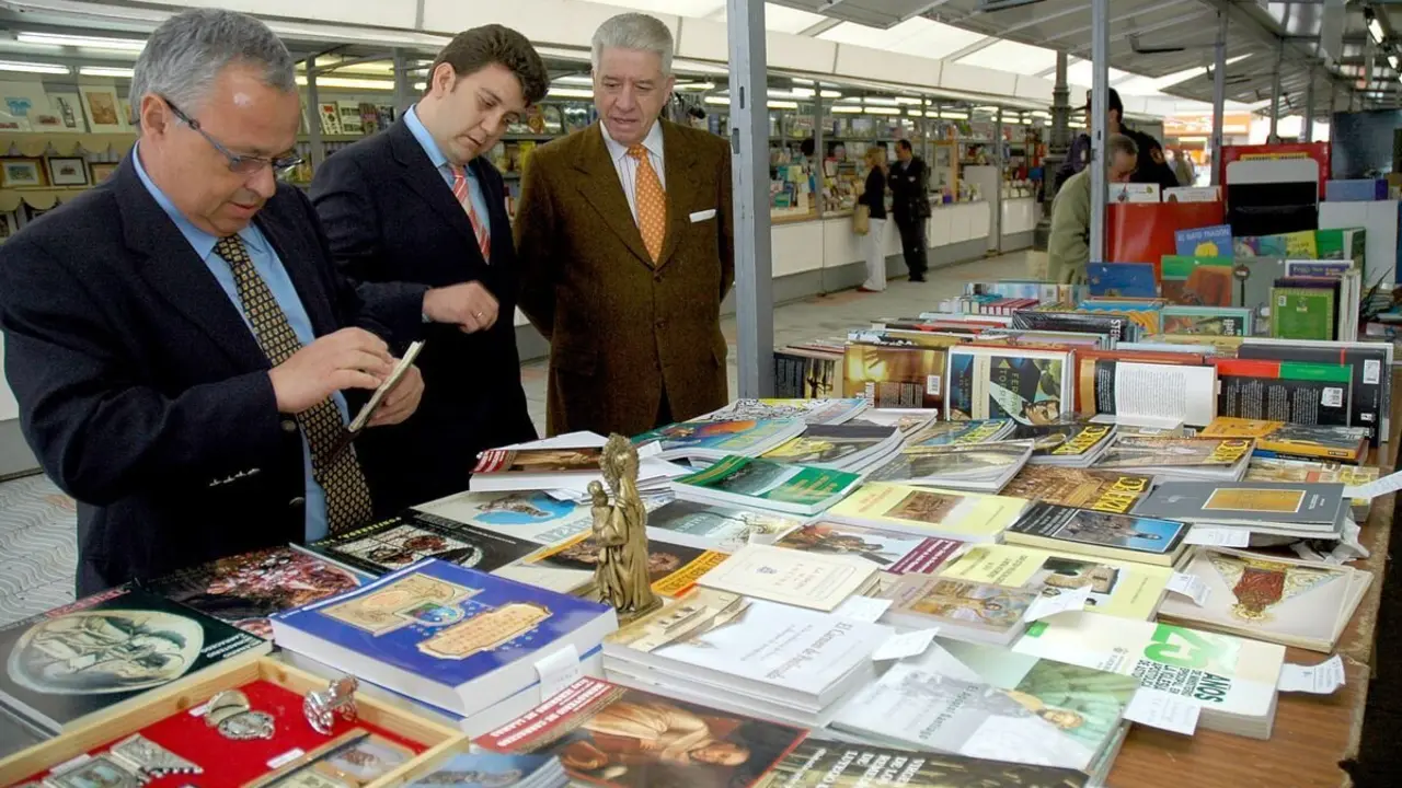 Manuel Rodríguez, mientras ejercía como concejal de Cultura, en una visita a la Feria del Libro en Ponferrada. Foto: César Sánchez.