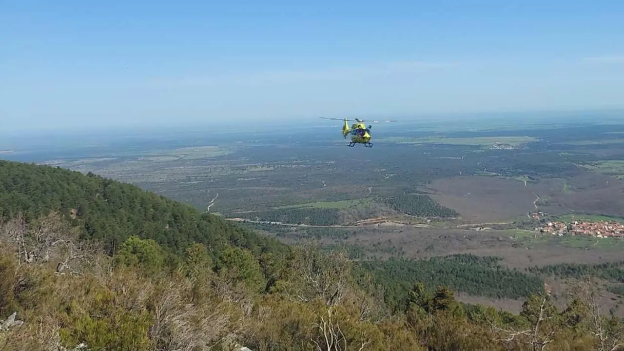 Imagen del helicóptero de rescate durante la intervención.