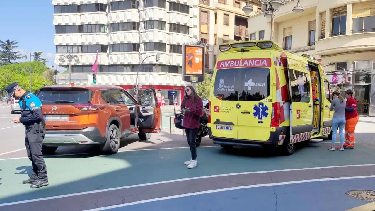 Efectivos de Emergencias Sacyl y Policía Local en el lugar del suceso.