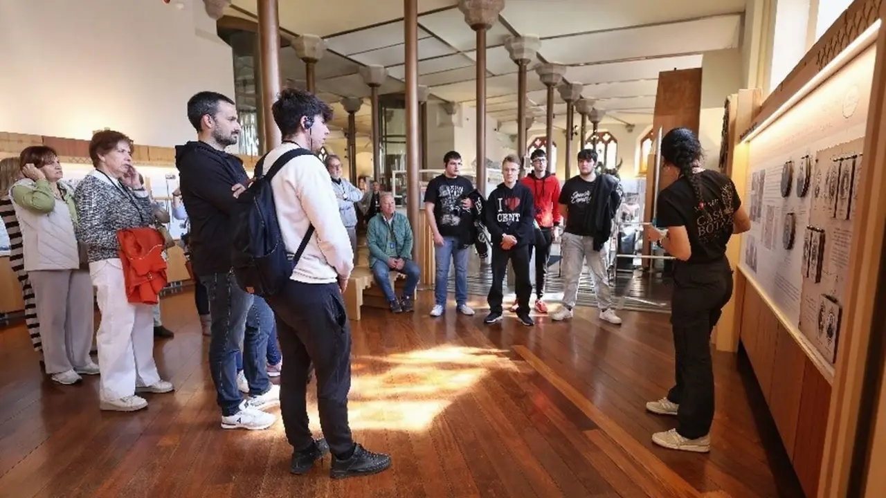 Asistentes al Tour del Talento en una visita guiada al Museo Casa Botines Gaudí.