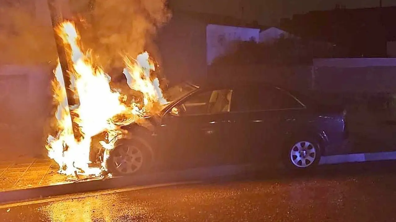 Los ocupantes de un vehículo han logrado salvar sus vidas de forma milagrosa tras estrellarse y arder su coche en León capital. Fotos de la Policía Local de León.