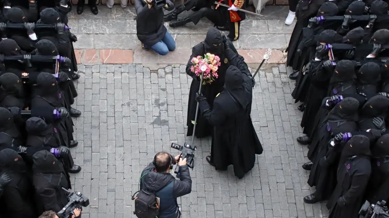 Procesión de los Pasos en León, que incluye el acto del Encuentro en la Plaza Mayor. En la imagen, momento de la entrega de un ramo de flores del seise del paso del San Juan al seise del paso de La Dolorosa. Foto: Peio García.