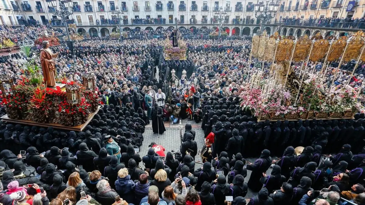 Los seises de los Pasos de La Dolorosa y del San Juan de la Cofradía del Dulce Nombre de Jesús Nazareno de León, Juan Muñiz (I) y Manuel Ángel Modino (D)