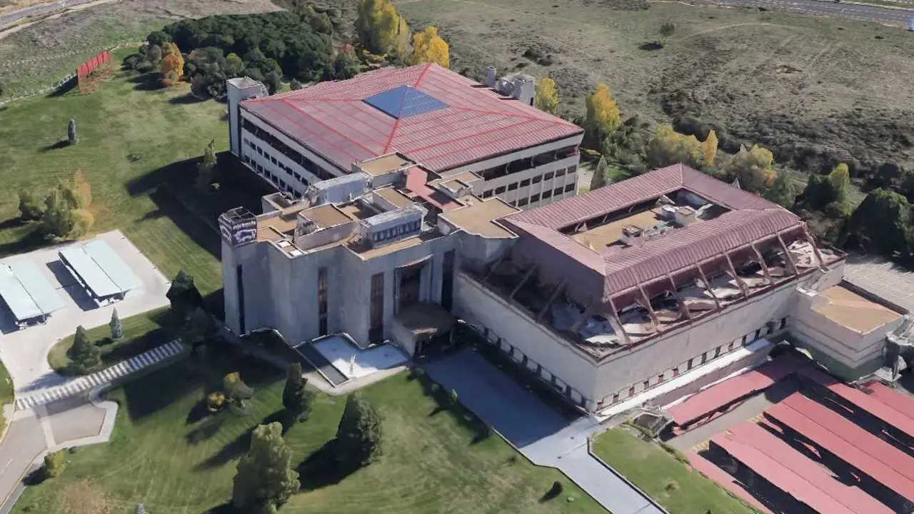 Imagen del edificio principal de Unicaja en Puente Castro cuando era de titularidad de Caja España.