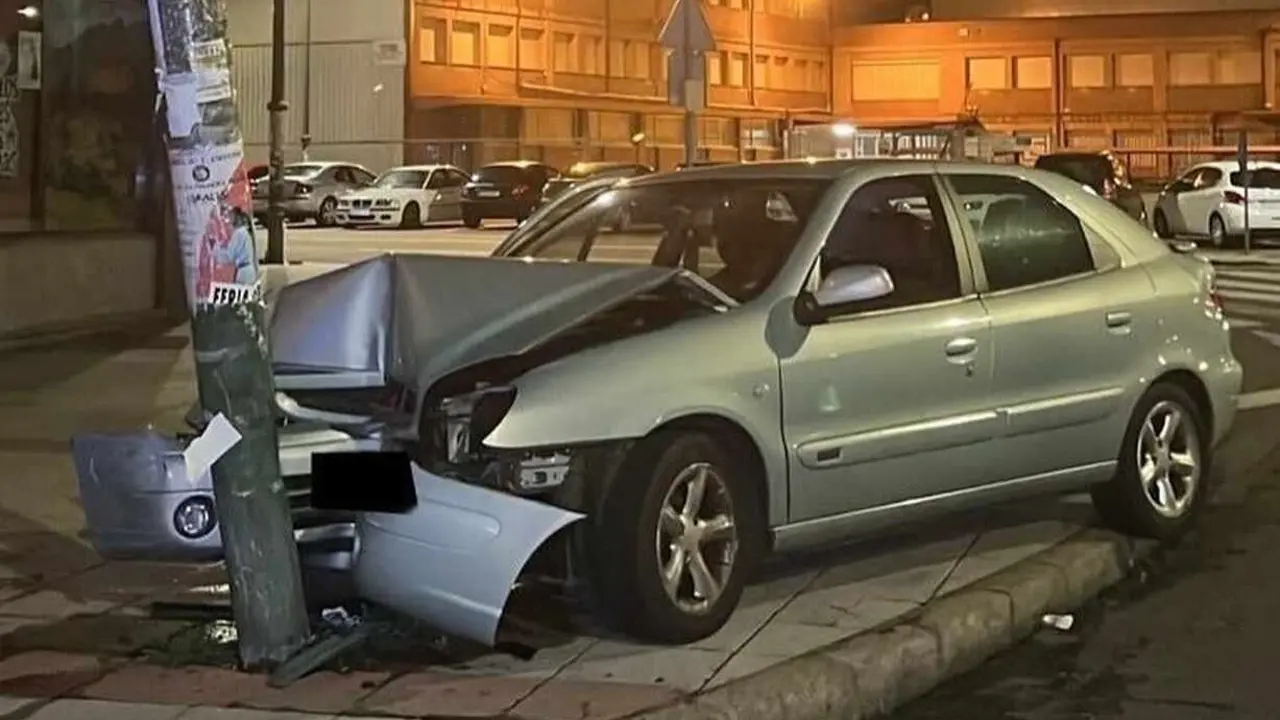 Imagen de la Policía Local de León del vehículo tras sufrir el accidente su conductor.