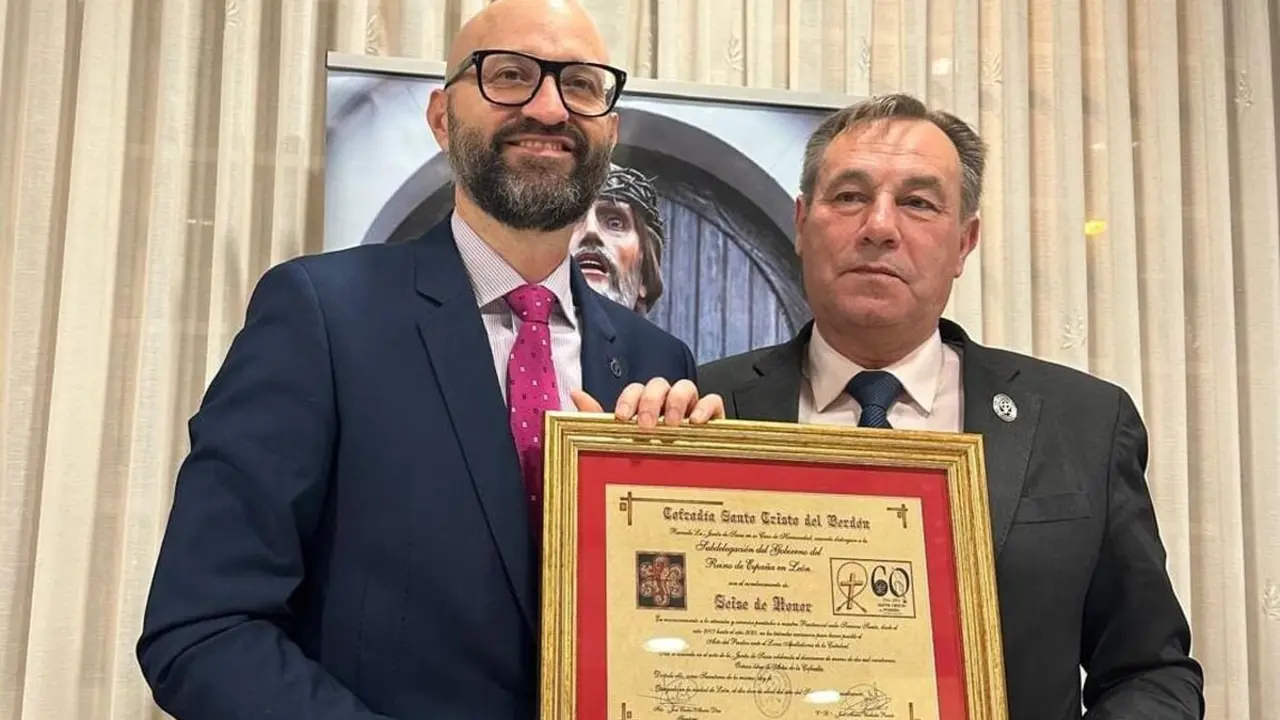 La Subdelegación del Gobierno en León recibe el nombramiento de Seise de Honor de la Cofradía del Santo Cristo del Perdón.