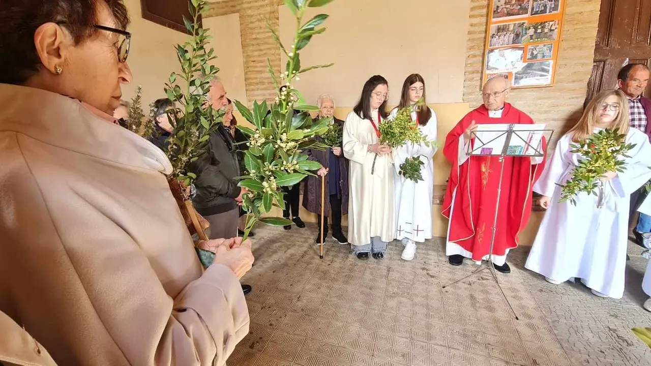 Es el otro Domingo de Ramos, alejado de las grandes congregaciones, humilde, con pocos fieles pero devotos, ramas de laurel y su propia 'catedral'.