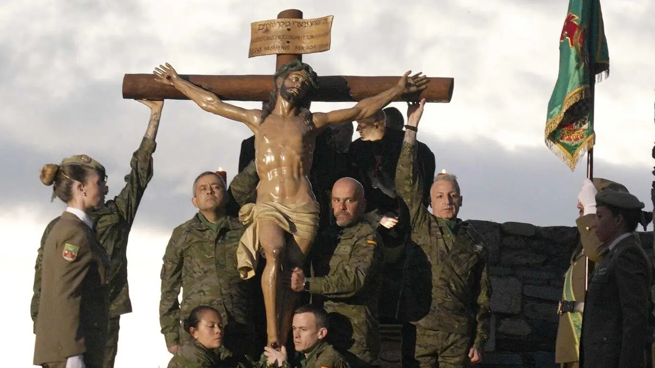 Militares de la USAC ‘Santocildes’ de Astorga portaron la imagen desde el Casco Antiguo hasta la fortaleza templaria en un emotivo acto de la Semana Santa berciana. Fotos: César Sánchez | Heraldo