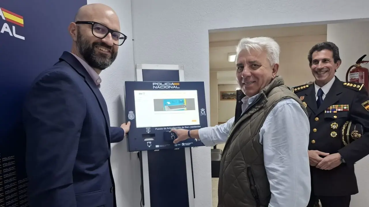 El subdelegado del Gobierno en León, Héctor Alaiz Moretón, y el comisario jefe provincial de Policía Nacional, Miguel Ángel de Diego, inauguraron este lunes un nuevo Punto de Actualización de Documentación en Riaño.