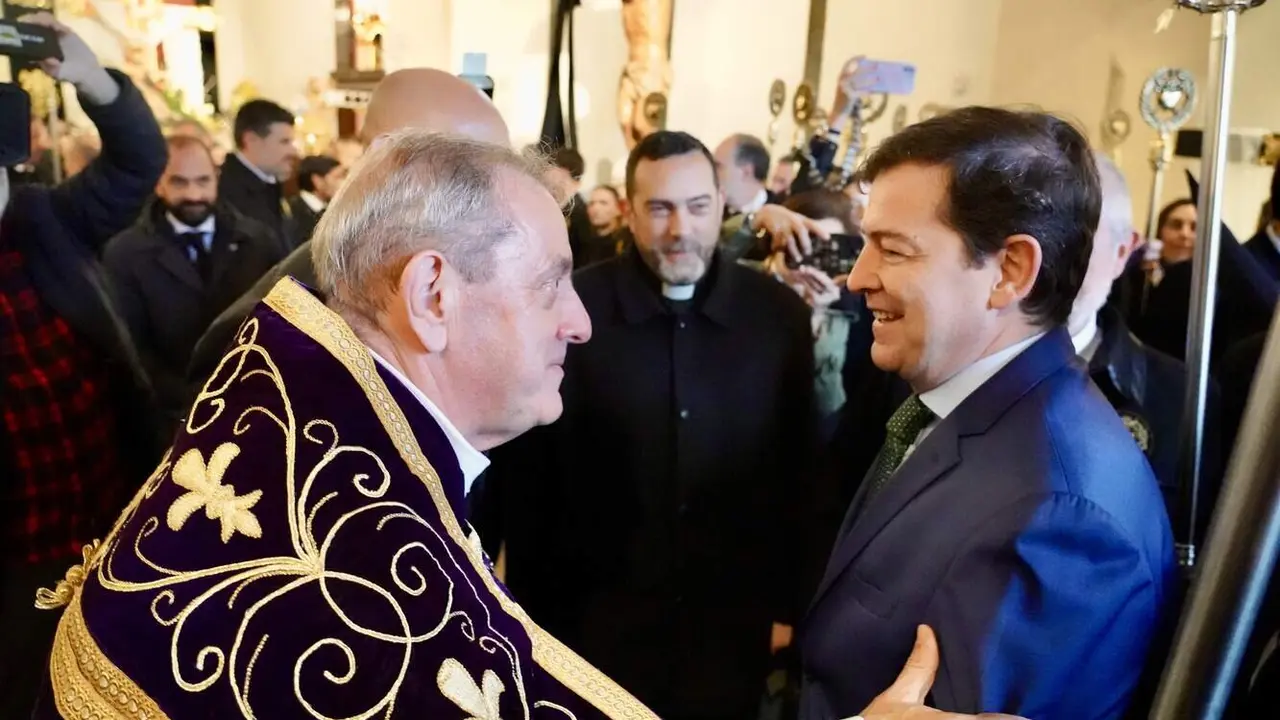 Alfonso Fernández Mañueco acude a la iglesia de Santa Nonia minutos antes del inicio de la primera procesión de este Lunes Santo. Foto: Campillo