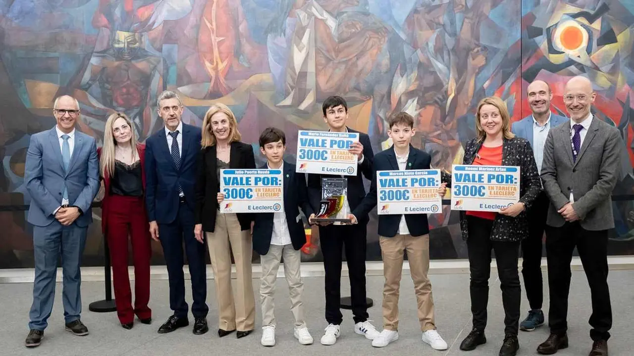 Los ganadores del proyecto, tras recibir su premio.