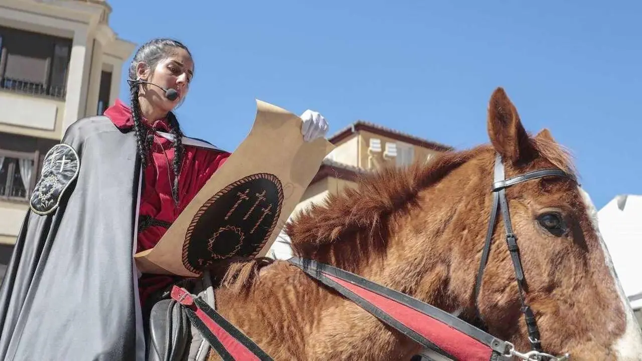 Imagen del preg&oacute;n a Caballo en Le&oacute;n capital, acto matinal del Jueves Santo.