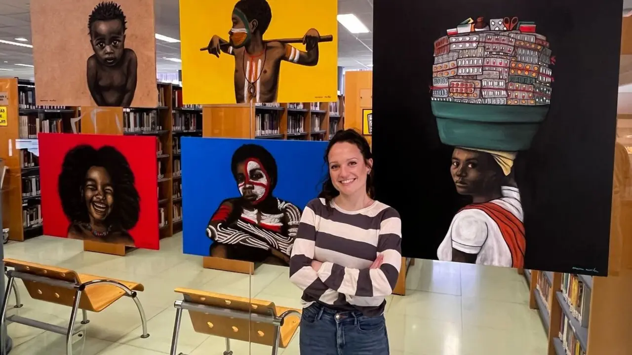 Marina Morla junto a parte de sus obras expuestas en la Biblioteca Pública de León.
