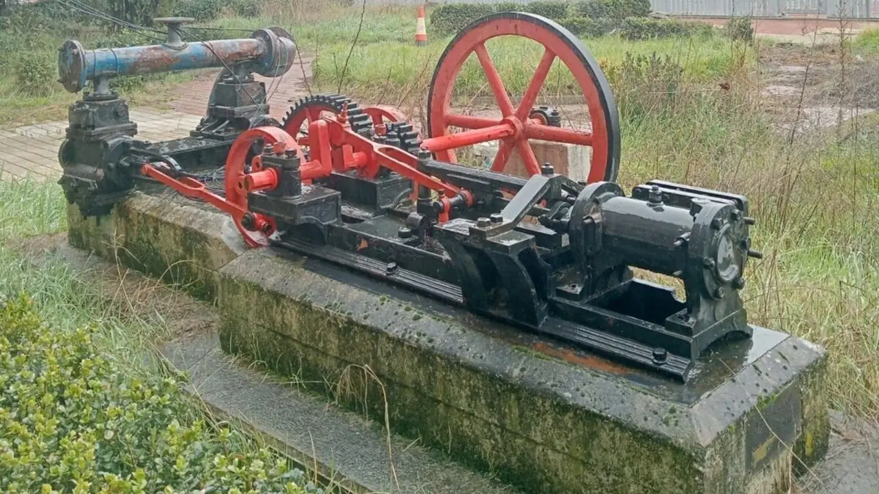 Adif restaura y reubica una bomba de vapor de agua de 1865 en la ampliación de la estación de León".