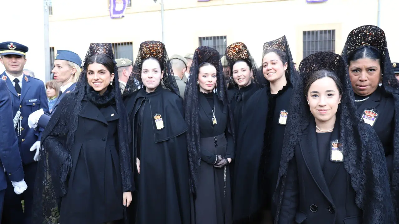 Un grupo de manolas este Miércoles Santo, momentos antes de procesionar. Foto: Isaac Llamazares